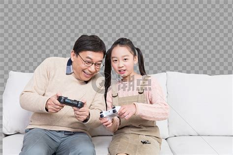 爷爷和孙女在沙发玩游戏设计元素2240*1493图片素材免费下载-编号125167-潮点视频
