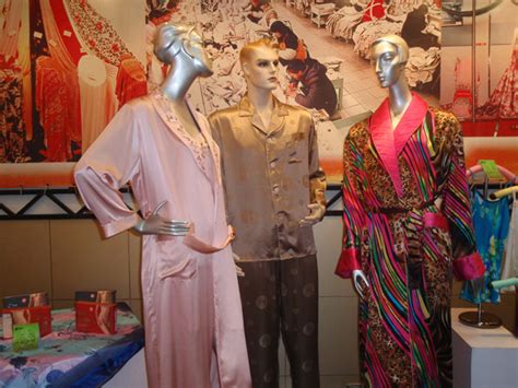 服装店里的各色旗袍高清图片下载-正版图片500807296-摄图网