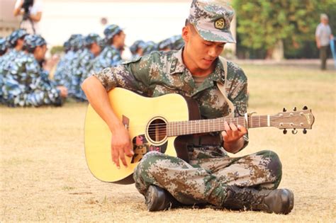踏着军乐节拍去战斗 走进这群爱音乐的兵 - 中国军网
