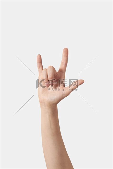 女手展示我爱你的手势，手语概念在白色背景下被隔离。我爱你手语。高清摄影大图-千库网