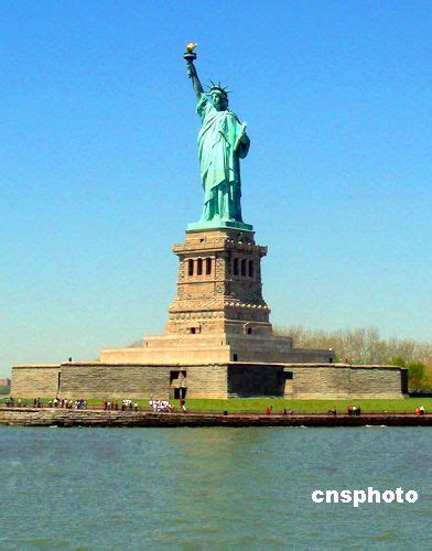 向“女神”控诉！纽约一女子爬自由女神像示威警方劝阻