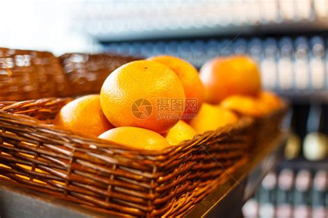 超市货架上柳条篮里的橙子高清图片下载-正版图片507252181-摄图网
