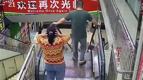 男子乘坐扶梯突然放开购物车 险些砸到电梯下方的女孩|购物车|电梯|扶梯_新浪新闻
