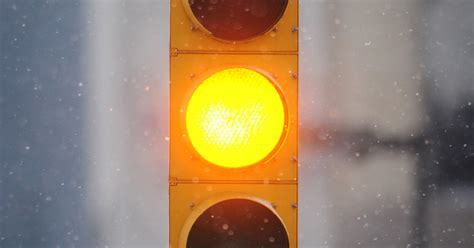 当路口信号灯为红灯和黄灯同时亮时，它表示的是什么含义？