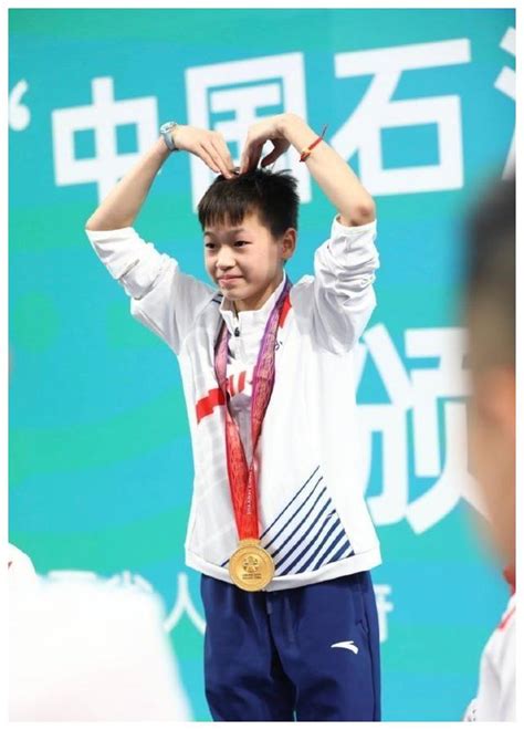 第19届世界游泳锦标赛：红婵和陈芋汐锁定这枚金牌，一路小跑和陈若琳碰拳 - 奇点