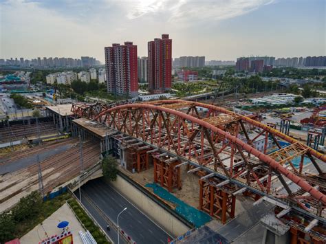 郑州彩虹桥旧桥拆解接近尾声，最后一孔122米钢桁拱缓缓向东顶推-大河新闻