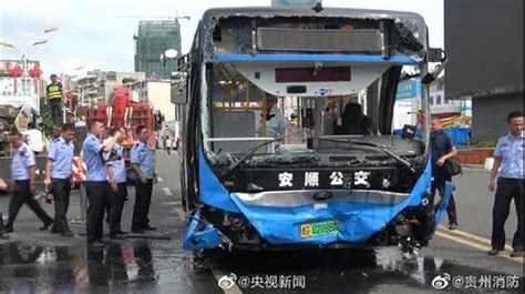 上海公交车坠河事故的救人者：看见有气泡往上涌判断有人 有外卖小哥拉出司机赶紧上班_手机新浪网