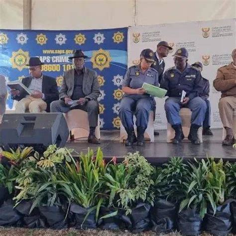 南非警察部代表团座谈会遭当地居民呛声，要求军队介入协助打击盗矿者_南非政府_来自_什么