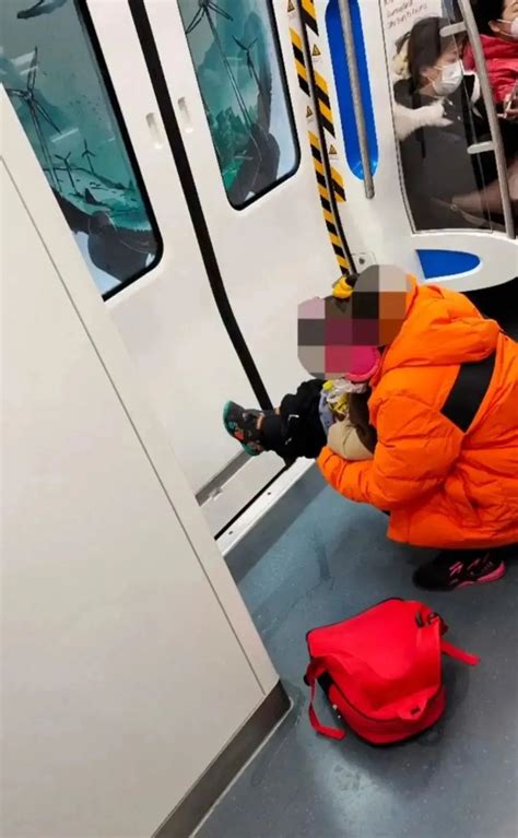 老人抱小孩在地铁里小便！网友：瓶子呢？纸尿布呢？地铁：已消毒会加强监控