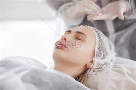 大师为她的客户做整容手术皮肤护理治疗做面部护高清图片下载-正版图片504358240-摄图网