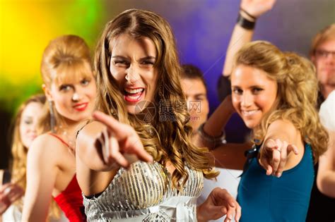 青年在俱乐部或迪舞厅跳舞高清图片下载-正版图片502514056-摄图网