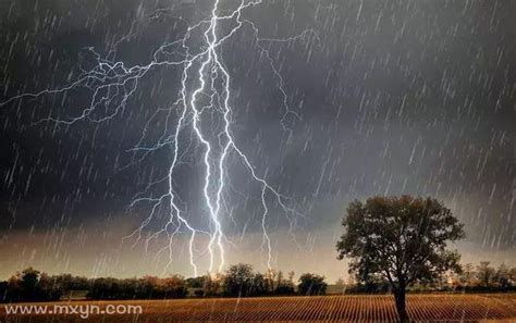 2014年月27日墨尔本市天际之光闪电打击墨尔本市摩州Australia2014年月27日雷释放强大的高清图片下载-正版图片307991098-摄图网