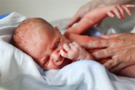刚出生的新生男婴高清图片下载-正版图片504739189-摄图网