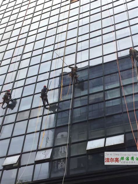 正在清洗大楼外立面的高空清洗工劳动人民高清图片下载-正版图片501569434-摄图网