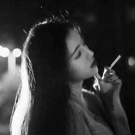 温柔女生头像抽烟图片