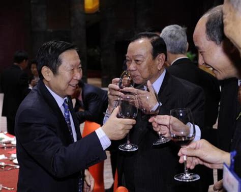 庆祝宴会上几位领导敬酒给越公中国科学院数学与系统科学研究院应用数学研究所