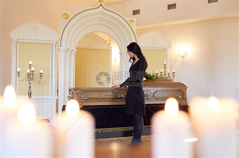 埋葬,人哀悼的悲伤的女人葬礼上东正教教堂葬礼上带着棺材的悲伤女人高清图片下载-正版图片300413901-摄图网