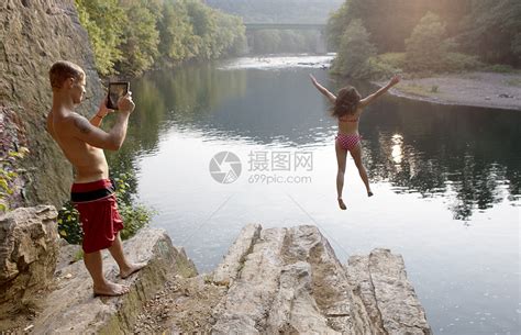 女人跳进河里男人给她拍照高清图片下载-正版图片501837228-摄图网