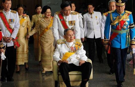 拉玛九世普密蓬国王在位的时候，泰国为何要恢复匍匐跪拜礼呢？_王室_军政府_威望