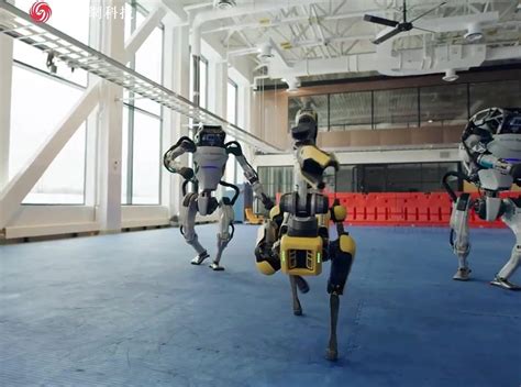 真正的机器舞！ 波士顿机器人大秀“舞技”_凤凰网视频_凤凰网
