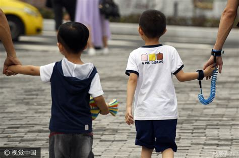 上海4岁女童海滩走失父亲发声#：取东西花了12分钟，没想到孩子不_凤凰网