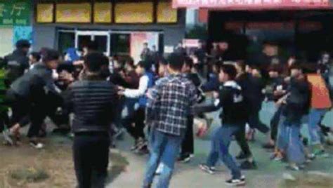 因食堂插队，数十大学生街头群殴_腾讯视频