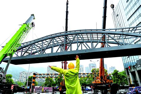 城区首座人行天桥完成吊装-浏阳市政府门户网站