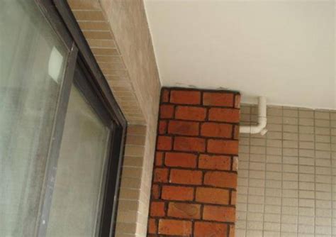 阳台包水管和室内大不同，经验老师傅：包完水管又砌砖，真负责_装修