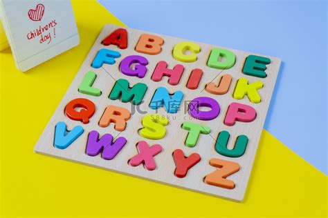 儿童益智字母拼接积木玩具摄影图配图高清摄影大图-千库网