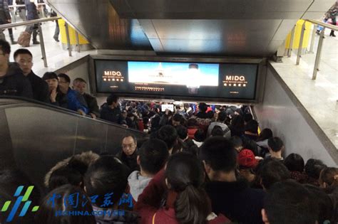 2014跨年夜 汹涌人流“挤爆”南京新街口地铁站_地方站_腾讯网