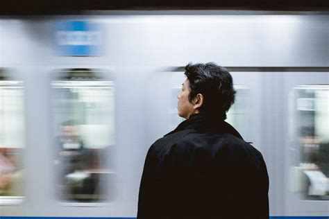 中年男子地铁站内强吻落单女孩 上海地铁已将咸猪手入刑 - 社会民生 - 生活热点