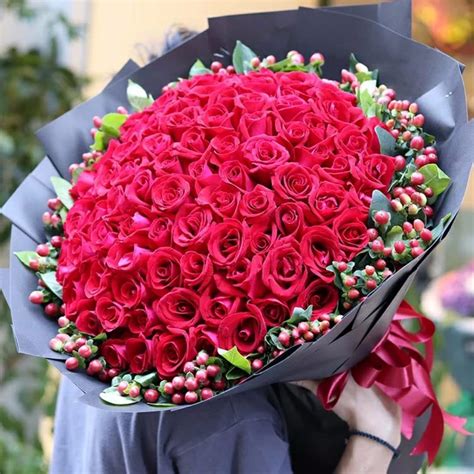 鲜花花束_爱你一生_33枝红玫瑰，相思梅围边。送给最爱的人哟~ _网上订鲜花花束价格最低，订鲜花花束首选【花知】