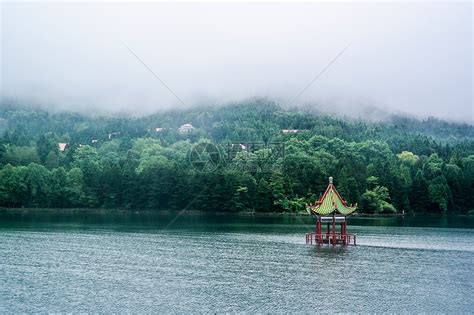 绵绵细雨中坐落在湖中的小亭子高清图片下载-正版图片500828932-摄图网