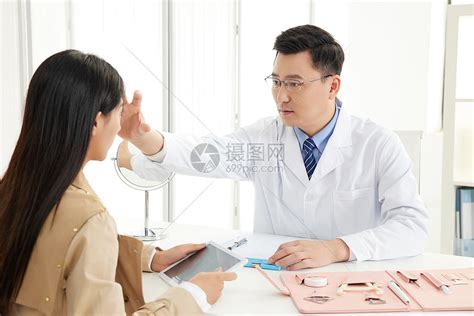 亚洲医生护士检查在整形手术和注射美容化学注射器前的鼻孔结构高清图片下载-正版图片506452459-摄图网