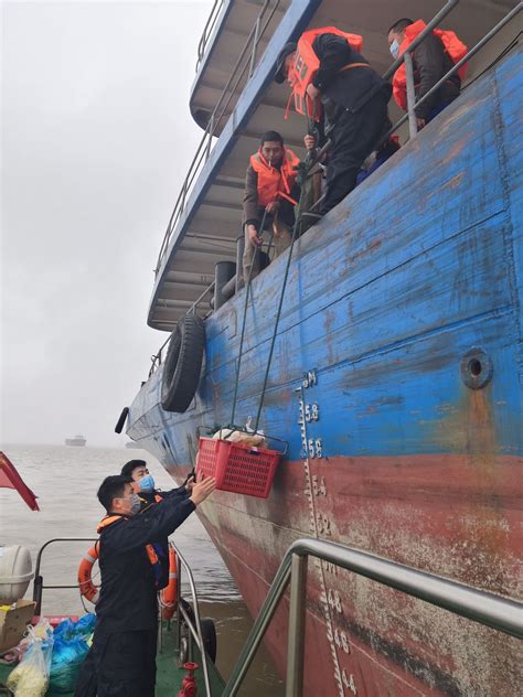 武汉运输船在上海抛锚了怎么办？他们负责用船送吃的、用的……