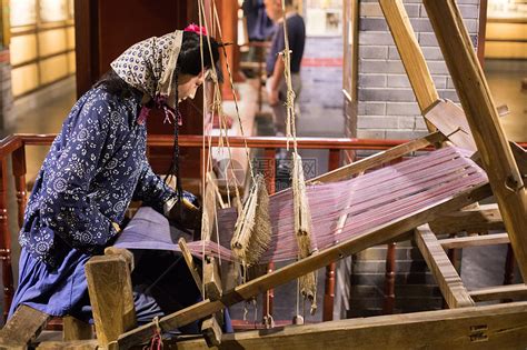 织机上织梭工具中的绿色纱线纺织面料编织使用传统的织布机和梭织泰国的纺织品或布料生产高清图片下载-正版图片506684397-摄图网