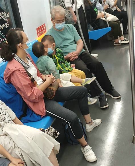 “你文明，我点赞”！公交车上这位七旬老奶奶给人让座，乘客连声点赞_湖南民生网