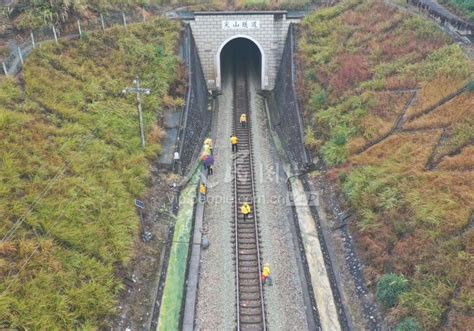 湖南永州：铁路养护迎春运-人民图片网