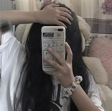 甜美女生手机挡脸头像