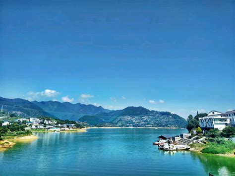 俯瞰郴州东江湖风景旅游区，坐着船游览，吹吹清新空气