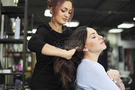 女美发师在美容院为客户理发特写高清图片下载-正版图片505819230-摄图网