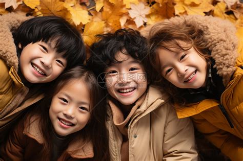 秋季笑容灿烂的孩子们高清图片下载-正版图片600652361-摄图网