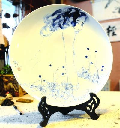 传统瓷器加入西画元素 扬州画家跨界烧青花瓷_中华陶瓷网