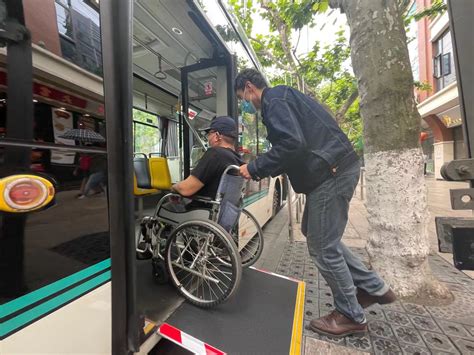 方便残疾人出行，低地板无障碍公交车上线啦