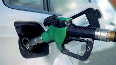 特写的人填补汽油汽油燃料在汽车在加油站视频素材_ID:VCG42N1209896090-VCG.COM