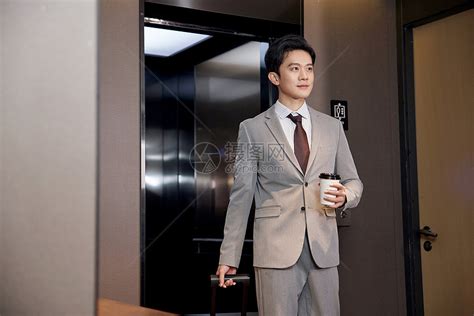 商务男士走出酒店电梯高清图片下载-正版图片507512182-摄图网