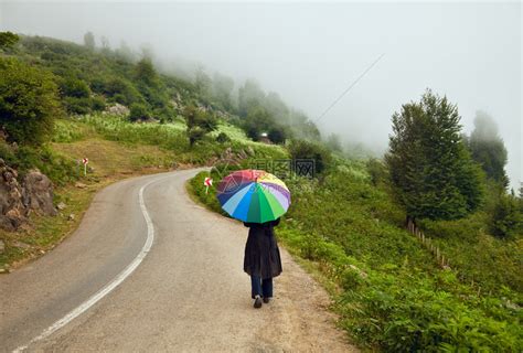 孤单的女人与多彩伞在秋天在雾林之间漫步的高清图片下载-正版图片503235092-摄图网