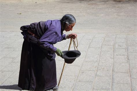 手拄拐杖的老奶奶 - 中国摄影出版传媒有限责任公司