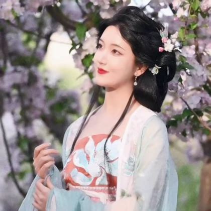 眉目温柔汉服女生头像