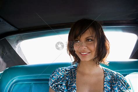 商务女人坐在汽车后座高清图片下载-正版图片501983994-摄图网